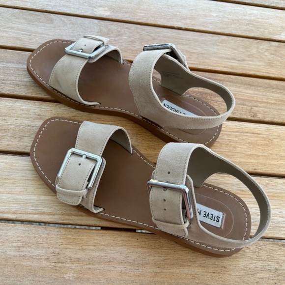 Steve Madden Sandals Santo Buckle Detailed Like New Color is Sand Size 8M - Picture 10 of 13